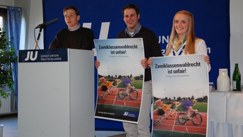 Die Vorstandsmitglieder Tobias Loose, Frederik Heinz und Birte Glißmann präsentieren unsere SSW-Kampagne.